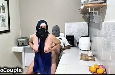 Isteri Muslim bertudung yang cantik sedang merasai zakar lelaki lain.