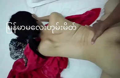 Wanita langsing yang seksi melakukan hubungan seks gaya 'doggystyle' dengan seorang rakan.